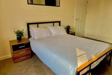 דירת נופש Impeccable 3 Bed House In Thames Ditton