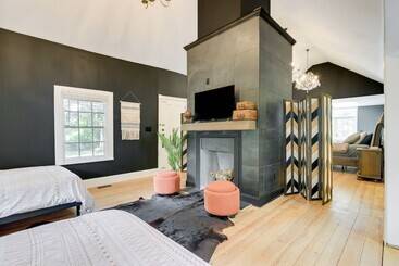 کلبه Spacious Durham Home W/ Fire Pit & Hot Tub!