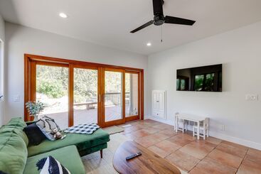 کلبه Spacious Flagstaff Cabin W/ Hot Tub & Fire Pit!