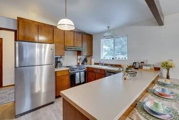 بيت ريفى Expansive Lake Forest Park Home W/ Private Deck!