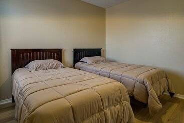 קוטג'' Sunny El Paso Home W/ Private Yard!