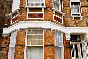 צימר Victorian Woods Bnb