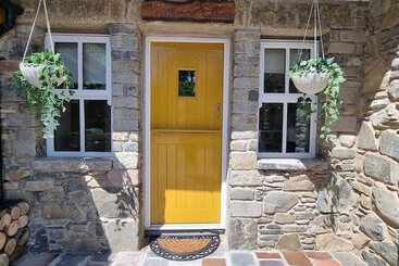 Frontview Cottage   Sleeps 6