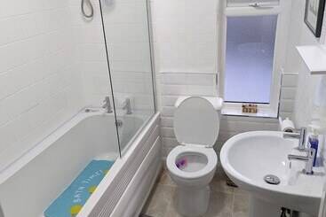 דירת נופש Fantastic Location To Ebrington Sq And City Centre