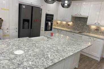 إقامة Lovely 3 Bed House In Potters Bar Jacuzzi & 75inch