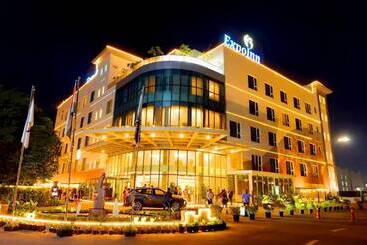 هتل Expoinn Suites And Convention