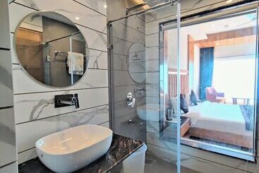 Luxury Inn By Stotrak Hotels