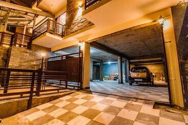 호텔 Misty Mountains Manali