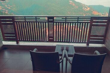 Отель The Jungle Mountain Retreat