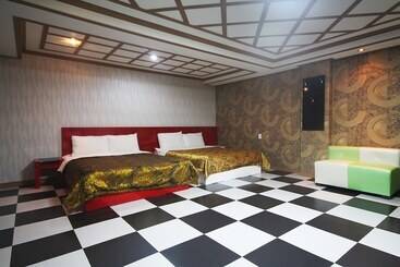 فندق على الطريق Yeongdeok Show