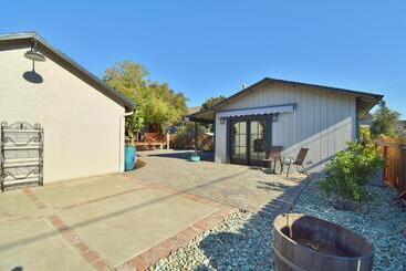 펜션 Modern Immaculate Downtown Cottage With Private Yard