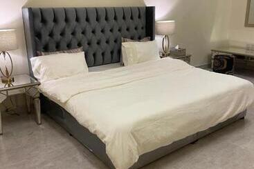 شقة فندقية ثلاث غرف نوم وغرفة معيشة ومطبخ ومدخل خاص