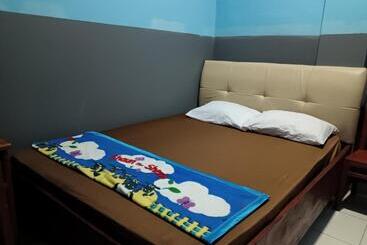 酒店 Oyo 93117 Penginapan Tiga Dara