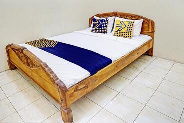 ホテル Spot On 93108 Homestay H. Syarif Syariah   Ra Kartini