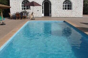 تختخواب و صبحانه Les Jardins Fleuris