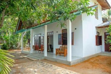 민박 Savindra Villa