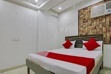 בית מלון כפרי Oyo Flagship Rk Plaza