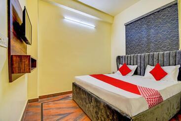 Oyo Flagship Hotel White Hut