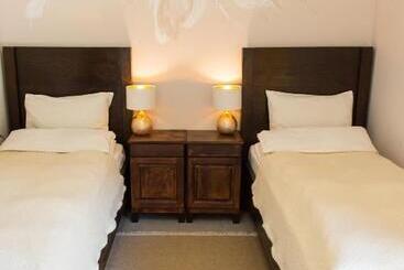 پانسیون стаи за гости в ритрийт център светлина мир любов Guest Rooms In Light Peace Love Center