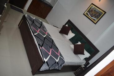 פנסיון Raj Guest House