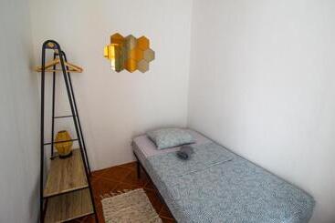 پانسیون Shared Apartment With Bright Private Patio In Lisboa