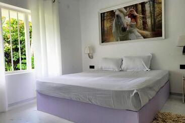 Отель Darling & Caroling Villa