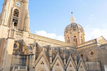 هتل The White Knight Premium Boutique