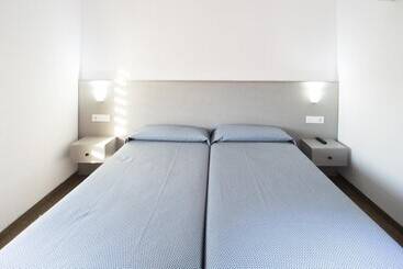 Отель Hostal Drassanes