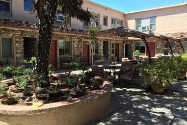 فندق Iron Horse Inn