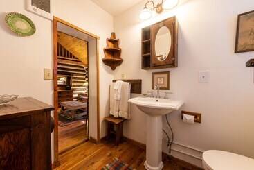 فندق Pioneer Guest Cabins