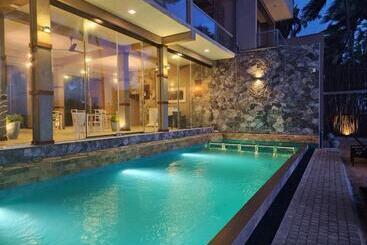 בית מלון כפרי Adique S Resorts