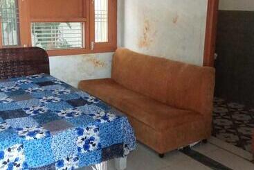 בית מלון כפרי Oyo V S Guest House