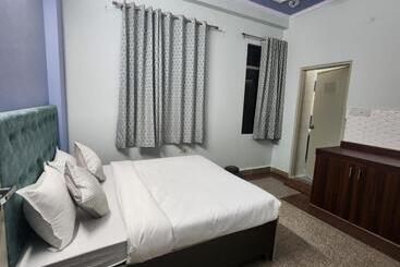 Отель Reyansh Restaurant & Cafe