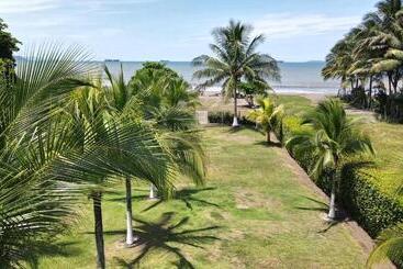 مبيت وإفطار Your Beachfront Bnb Paradise