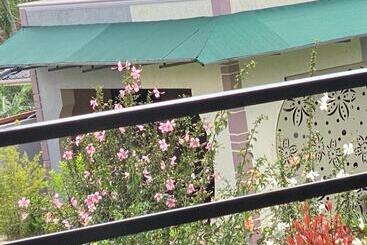 تختخواب و صبحانه Zoe Heights Villas