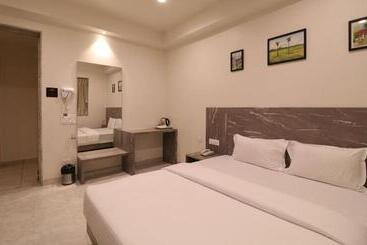 בית מלון כפרי Jay Palace Inn