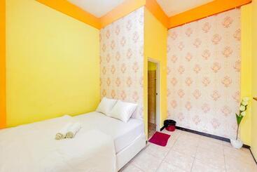 酒店 Sion Homestay Mitra Reddoorz Near Terminal Kertajaya Mojokerto