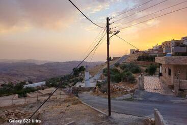 هاستل The Cousins