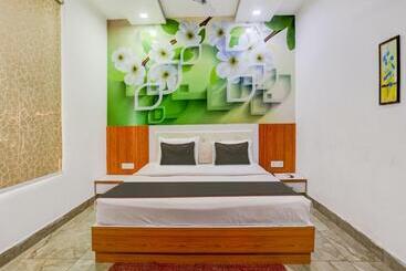 Collection O Mukur Hotel And Restaurant