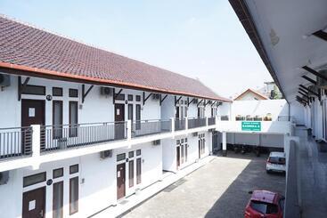 Szálloda Oyo Life 92886 Rumah Nyaman Radhika 2 Syariah