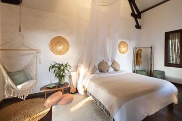 Отель Through The Looking Glass Wellness Retreat Resort