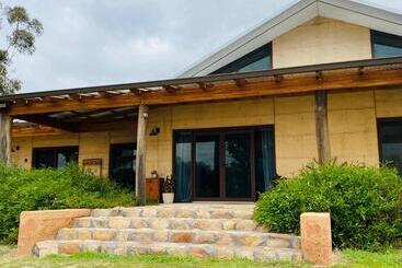 膳宿费 Rammed Earth Retreat