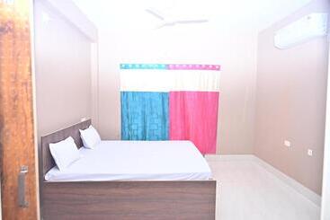 פנסיון Sri Sai Plaza Inn