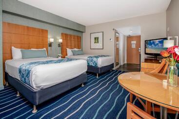 הוסטל Ocean Views From Balcony Walk To Beach And Mall 3024