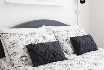 تختخواب و صبحانه Civico 100