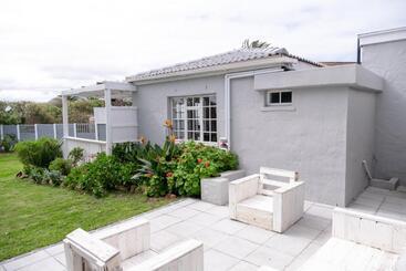 بنسيون Seaside Cottage Kommetjie