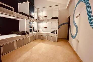 Albergue Madpackers Goa Anjuna   Bunks, Rooms, Community