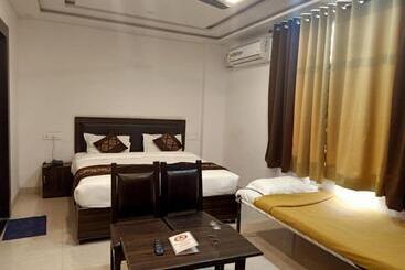 Отель Sunrise   Palace With Rooftop Restaurant