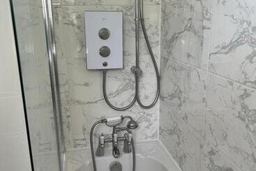 פנסיון Lovely 3 Bed Short Stay