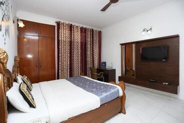 Oyo Flagship 2173 Hotel Sebastian White